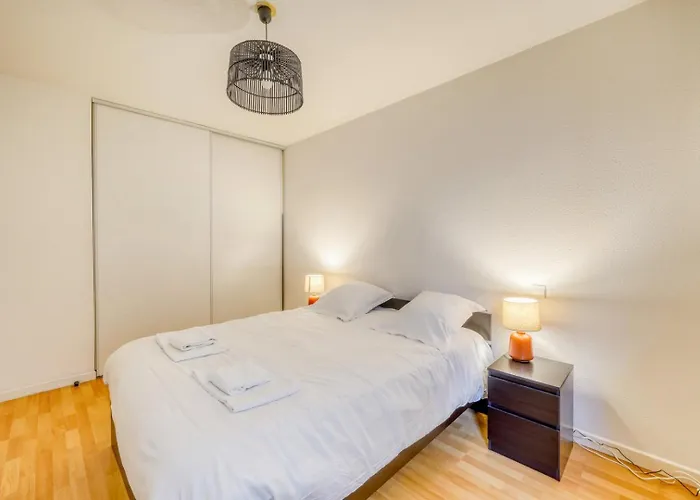 شقة Confortable Avec Parking Et Balcon *